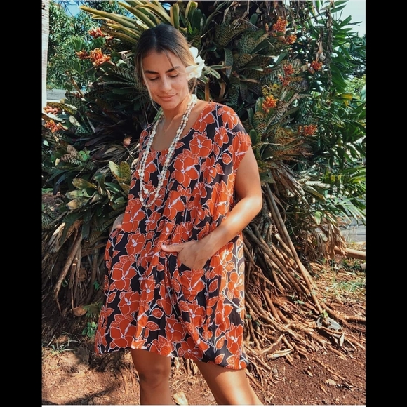 New Acacia Mana mid pacific dress red black hibiscus print L rare BNWT - Picture 3 of 16